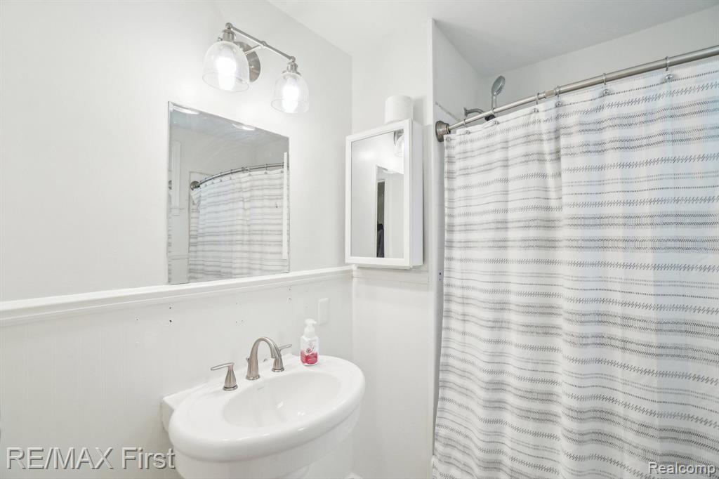 684 Creston Road Troy, MI 48085 - Photo 15 of 33