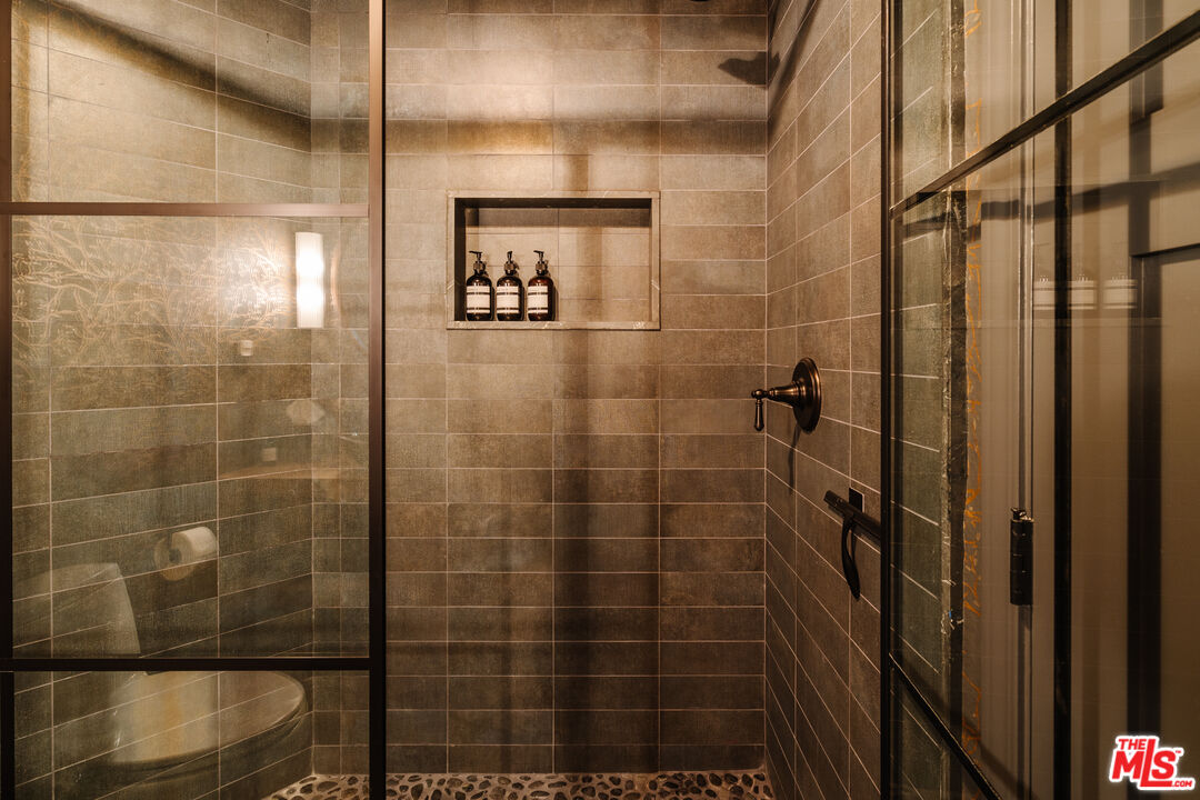 28805 North Shore Road Lake Arrowhead, CA 92352 - Photo 16 of 40 a bathroom with a shower