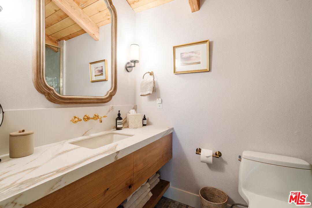 28805 North Shore Road Lake Arrowhead, CA 92352 - Photo 20 of 40 a bathroom with a sink and a mirror