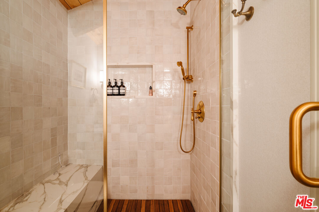 28805 North Shore Road Lake Arrowhead, CA 92352 - Photo 21 of 40 a bathroom with a shower