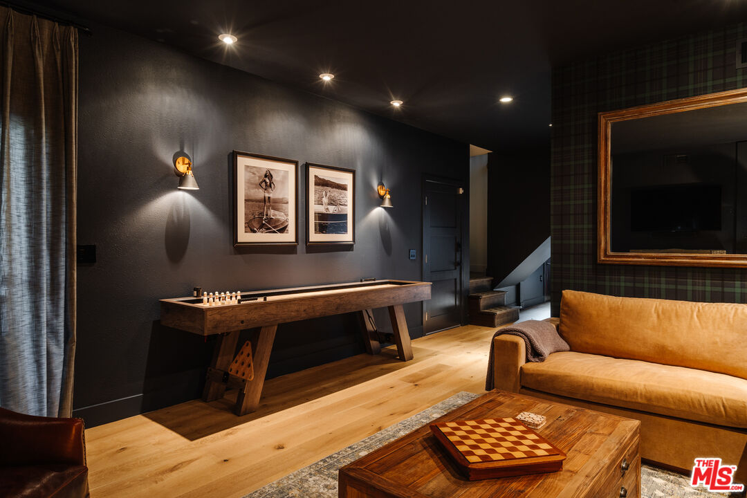 28805 North Shore Road Lake Arrowhead, CA 92352 - Photo 24 of 40 a living room with furniture