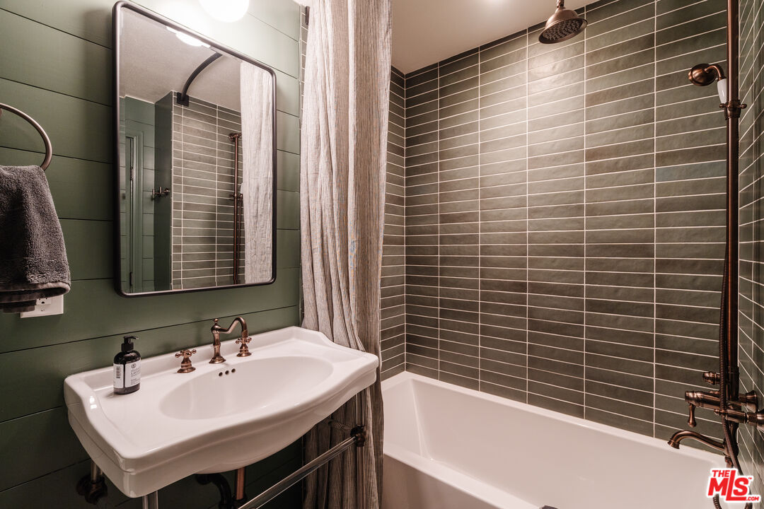 28805 North Shore Road Lake Arrowhead, CA 92352 - Photo 25 of 40 a bathroom with a sink and a bathtub
