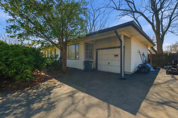 $320,000 | 30W125 Claymore Lane, Naperville, IL 60563