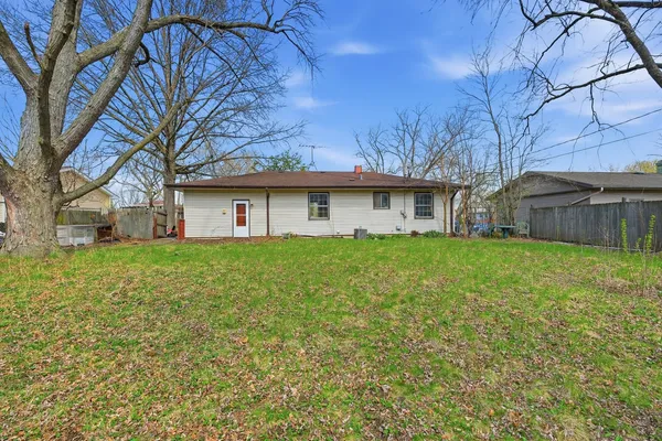 $320,000 | 30W125 Claymore Lane, Naperville, IL 60563