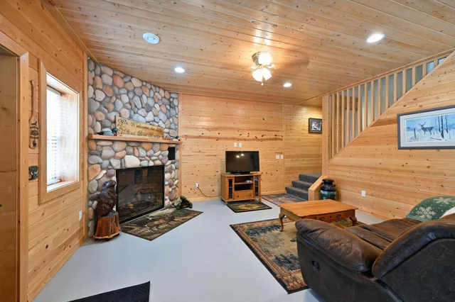 $695,000 | N5020 Red Pine Trail, Spooner, WI 54801