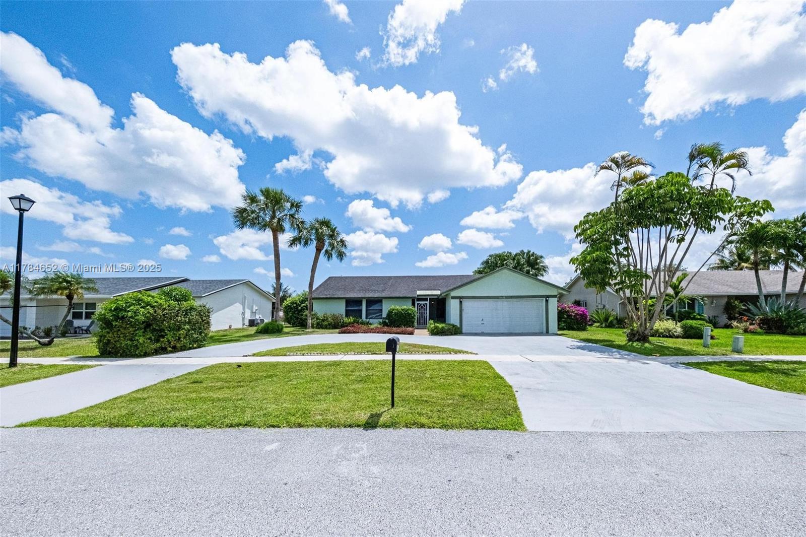 19476 Carolina Circle Boca Raton, FL 33434 - Photo 3 of 52 a view of a volley ball court
