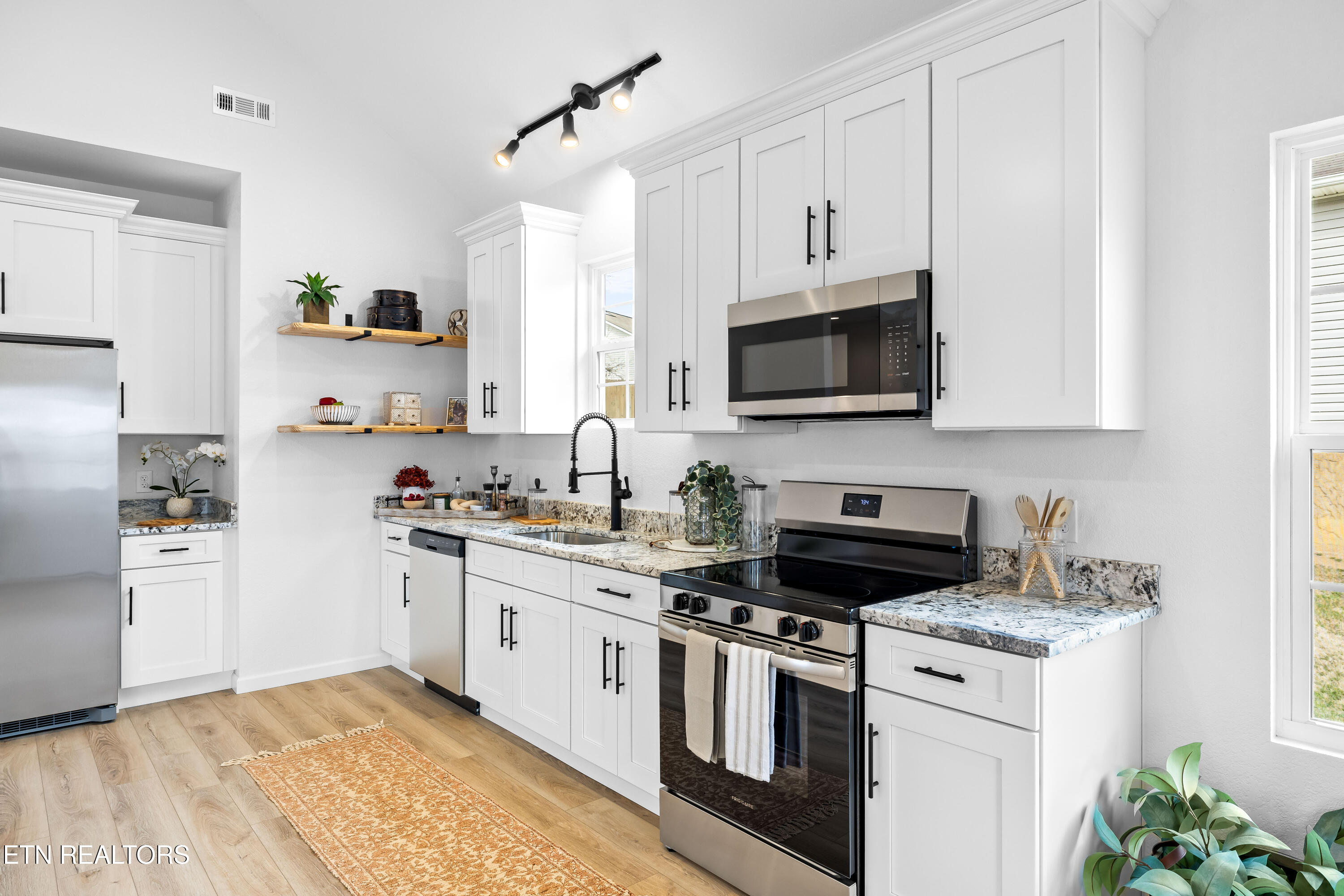 2507 Grotto Lane Sevierville, TN 37876 - Photo 11 of 35 Kitchen