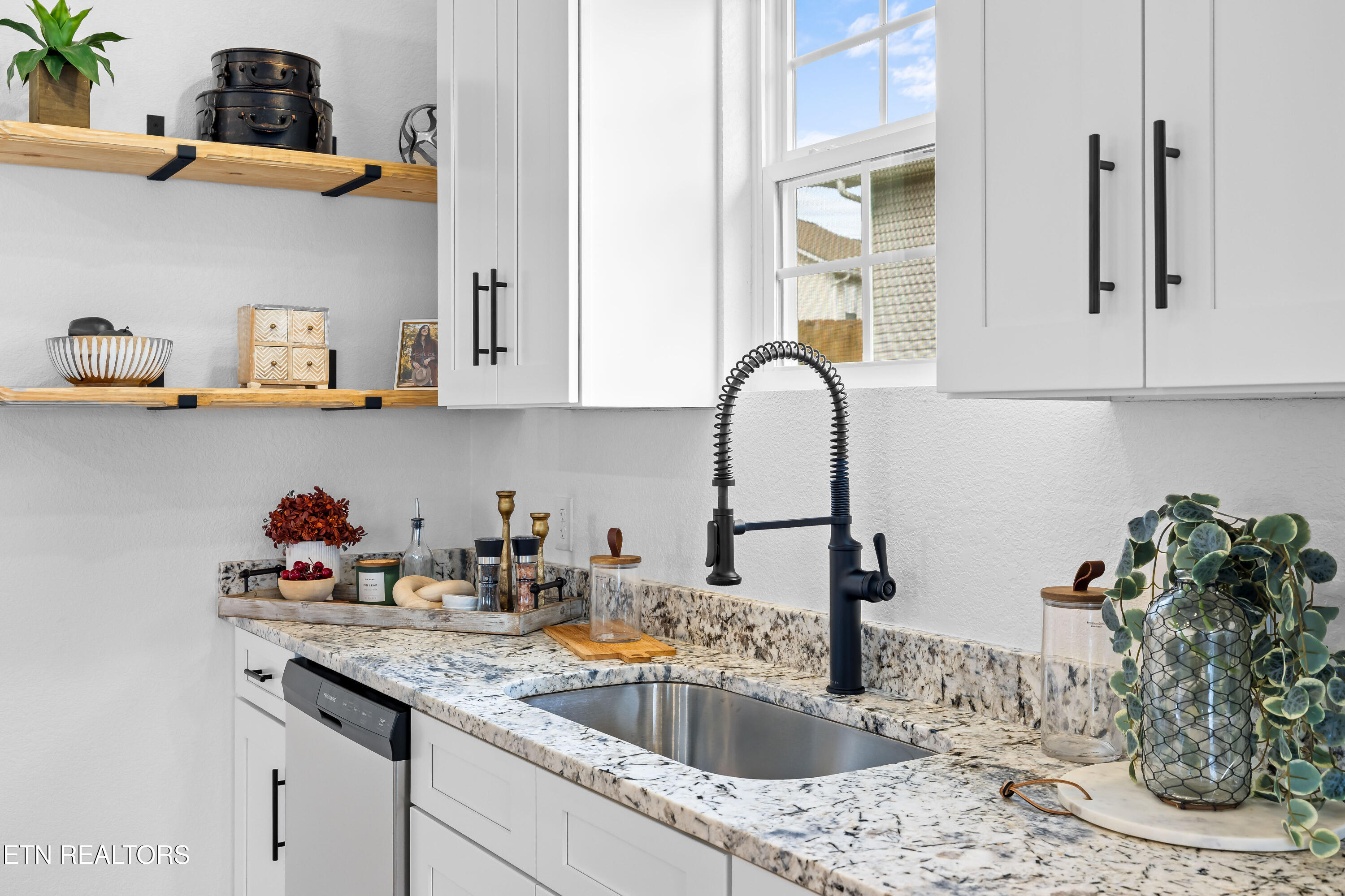 2507 Grotto Lane Sevierville, TN 37876 - Photo 15 of 35 Open Accent Shelving