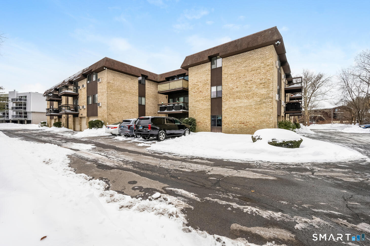 85 Riverside Avenue, Unit F7 Stamford, CT 06905 - Photo 20 of 24 a view of the house with a outdoor space