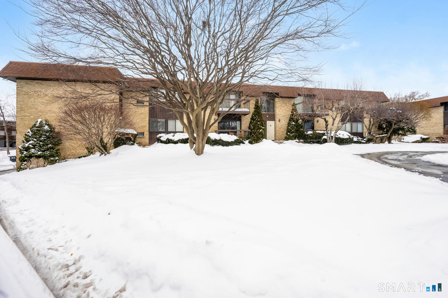 85 Riverside Avenue, Unit F7 Stamford, CT 06905 - Photo 21 of 24 a patio with a table and chairs under an umbrella