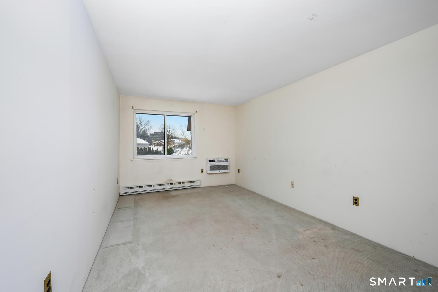85 Riverside Avenue, Unit F7 Stamford, CT 06905 - Photo 10 of 24 an empty room with windows
