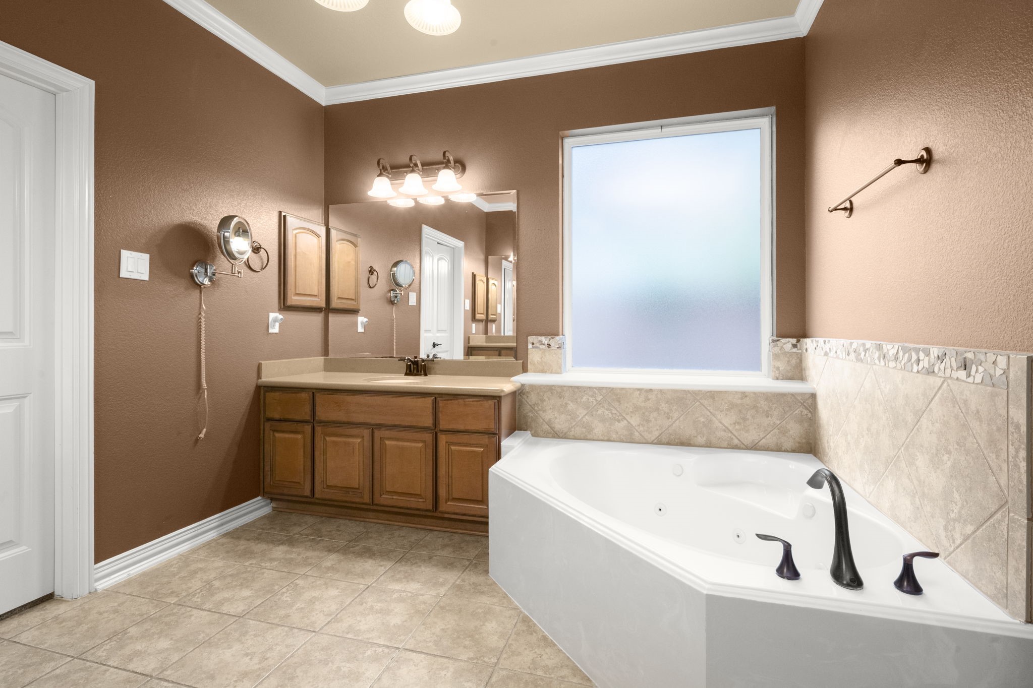 110 David Forest Lane Conroe, TX 77384 - Photo 33 of 35 a bathroom with a bathtub a sink and a mirror