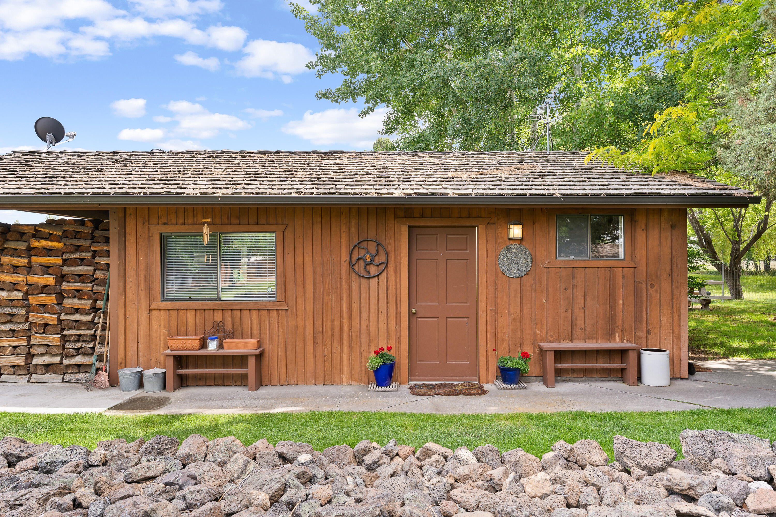 62636 Erickson Road Bend, OR 97701 - Photo 28 of 47 480 sq ft studio with wet bar and full bath adds true flexibility ? guest quarters, home office, or art studio.