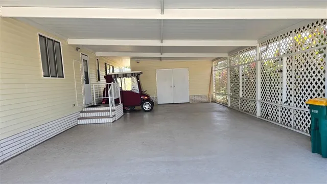 a view of livingroom with furniture