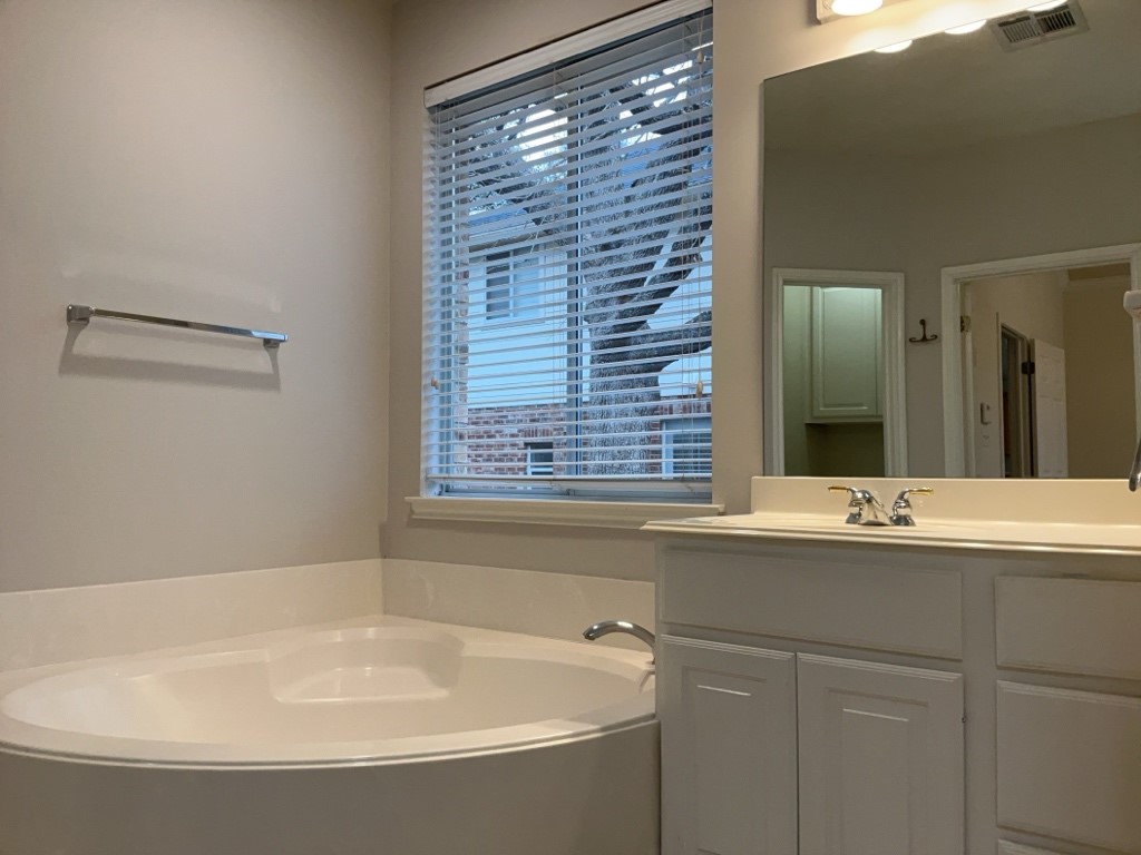 2013 Inverness Drive Round Rock, TX 78681 - Photo 18 of 26 Primary bathroom with soaking tub
