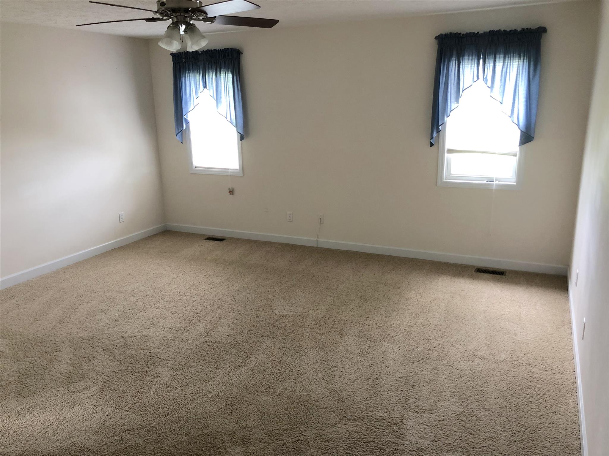 959 Wayside Road Manchester, TN 37355 - Photo 19 of 30 an empty room with a window and a chandelier
