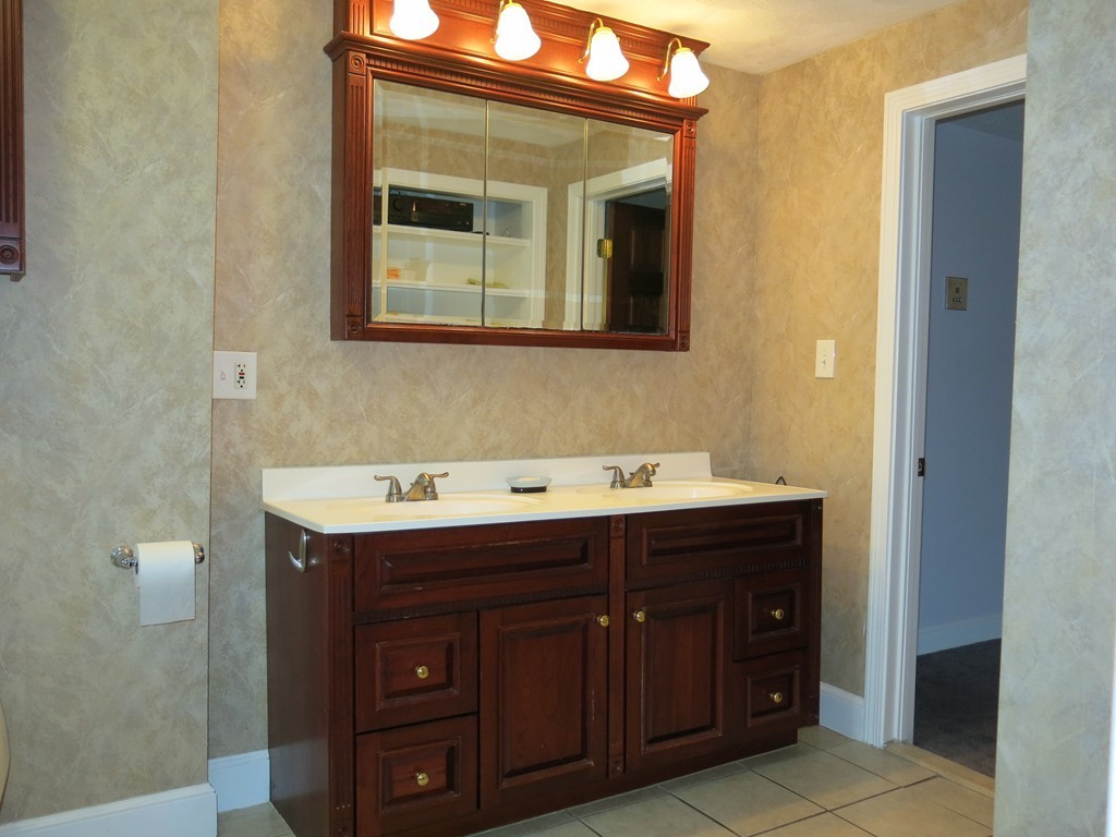 9 Walker Road, Unit 5 North Andover, MA 01845 - Photo 8 of 12 Gallery Image 8