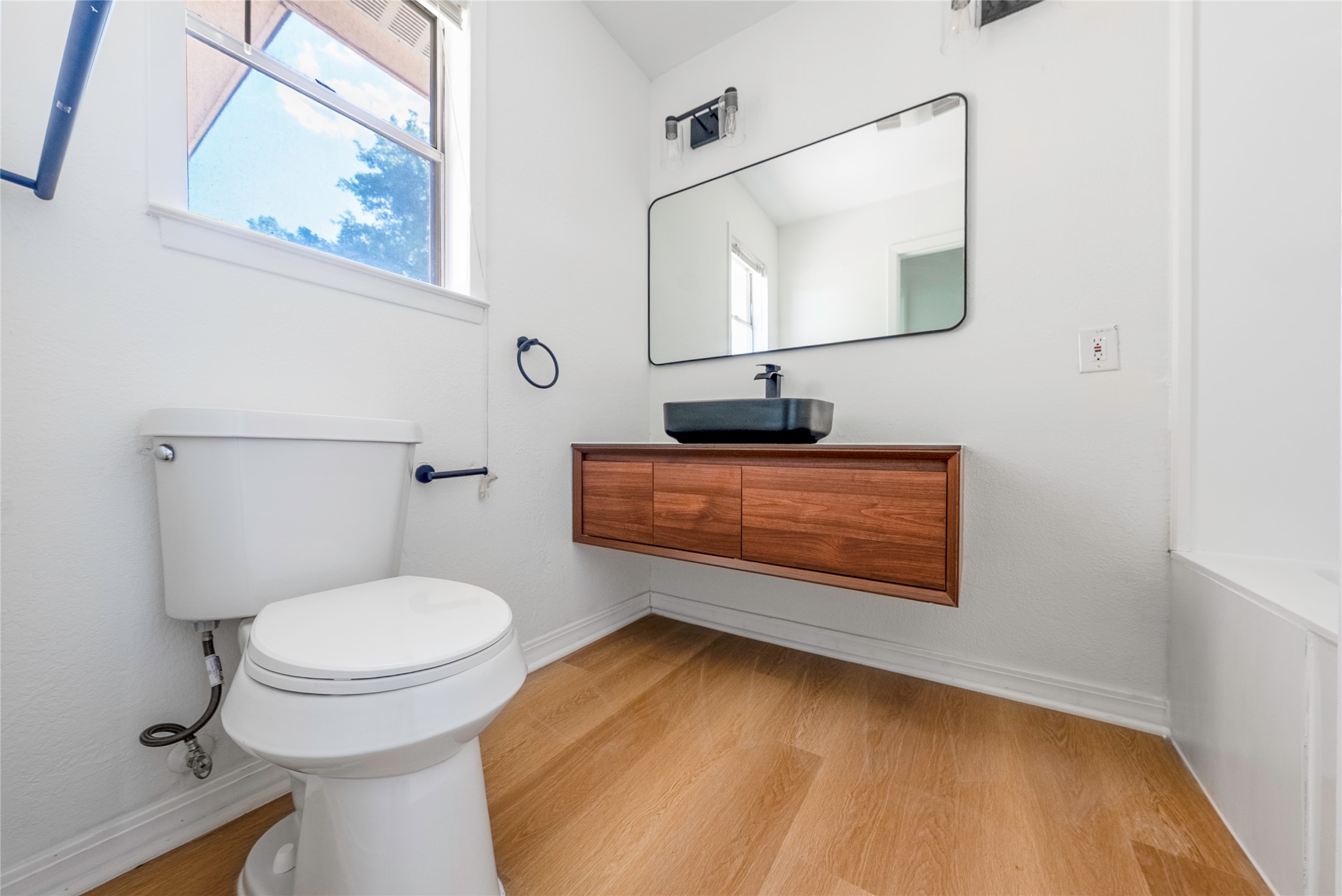 807 Country Club Road Georgetown, TX 78628 - Photo 20 of 28 a bathroom with a toilet a sink and mirror