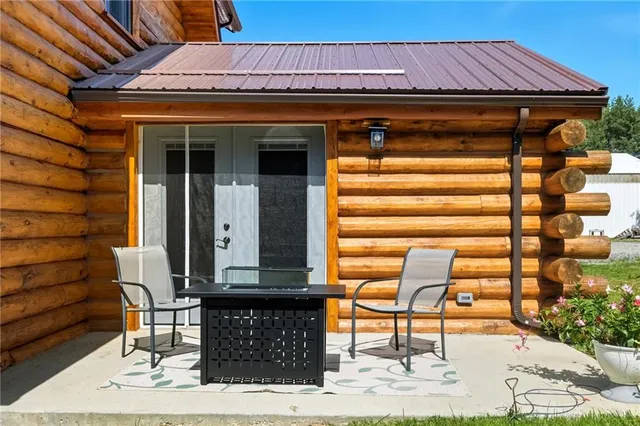 a view of entryway with outdoor seating