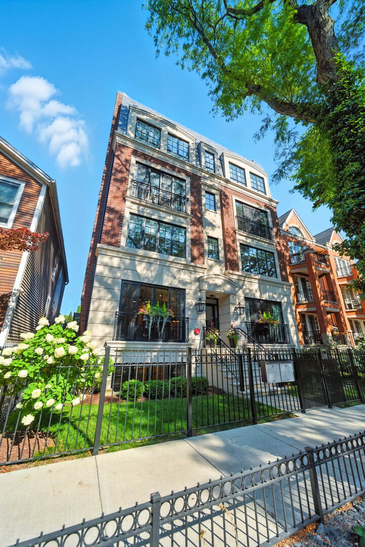 1733 North Mohawk Street, Unit 1N Chicago, IL 60614 - Photo 2 of 29 a view of a large building