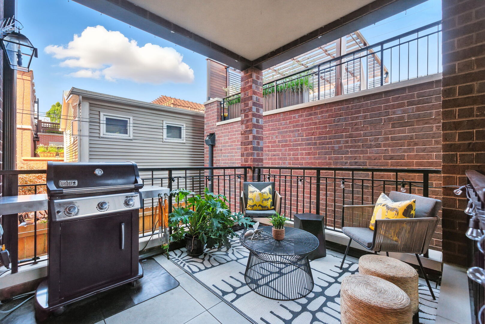 1733 North Mohawk Street, Unit 1N Chicago, IL 60614 - Photo 29 of 29 a backyard of a house with seating space