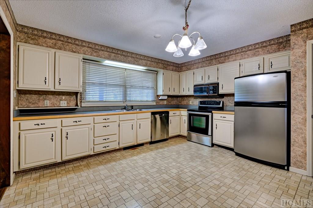 1341 Leonard Road, Unit 4 Highlands, NC 28741 - Photo 6 of 17 Gallery Image 6