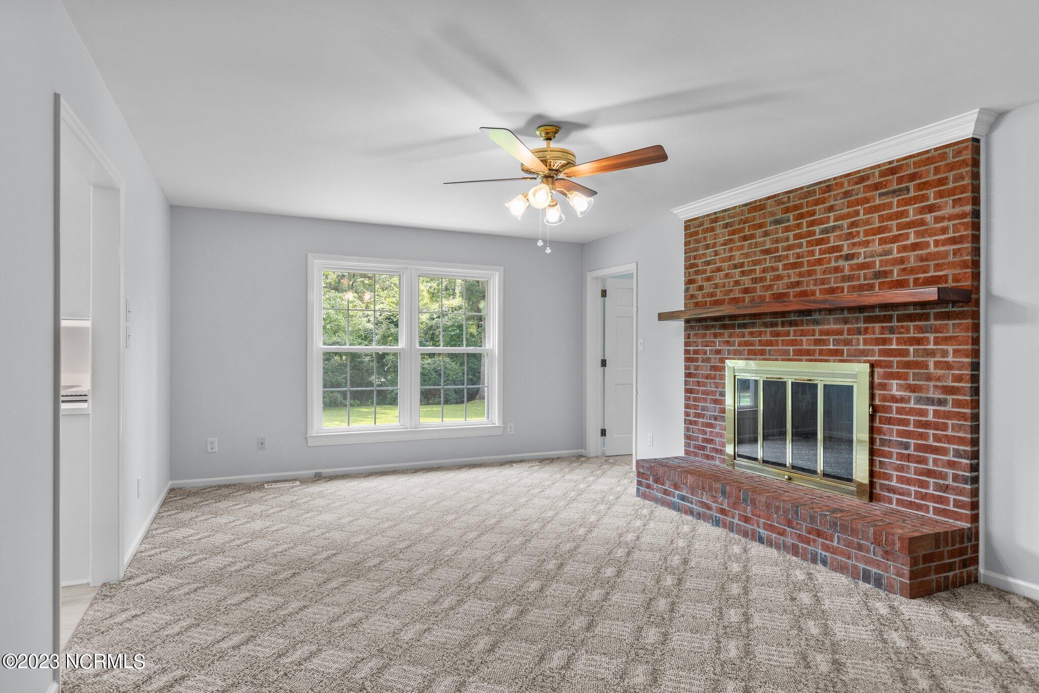 135 Oak Road Beaufort, NC 28516 - Photo 11 of 28 12 Den