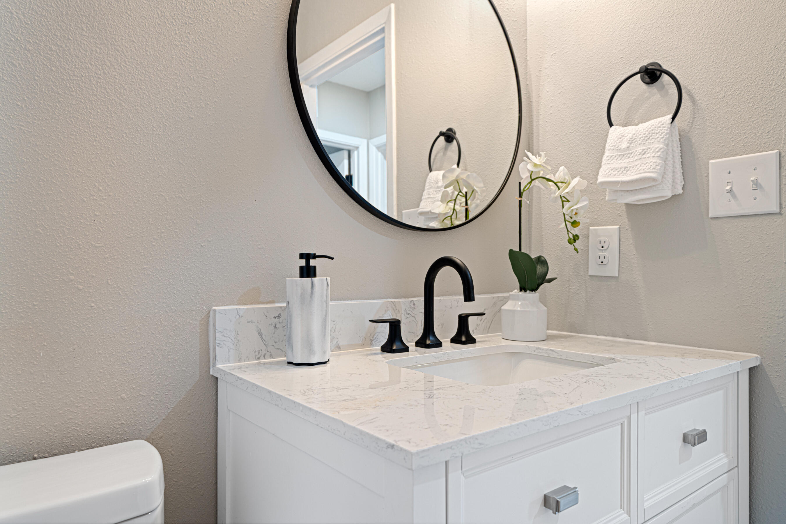 207 Oglesby Avenue Crestview, FL 32536 - Photo 5 of 30 a bathroom with a sink and a mirror