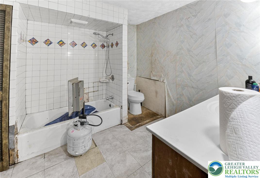 455 Morvale Road Easton, PA 18042 - Photo 11 of 47 a bathroom with a tub