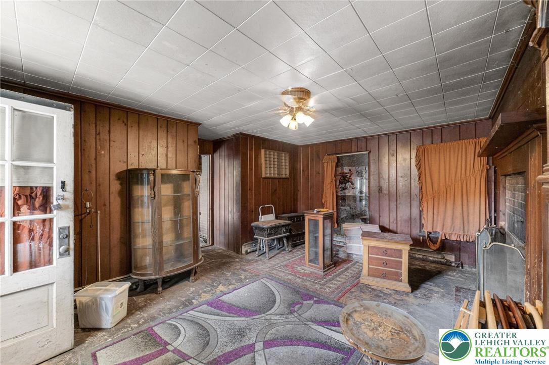 455 Morvale Road Easton, PA 18042 - Photo 19 of 47 a living room with furniture