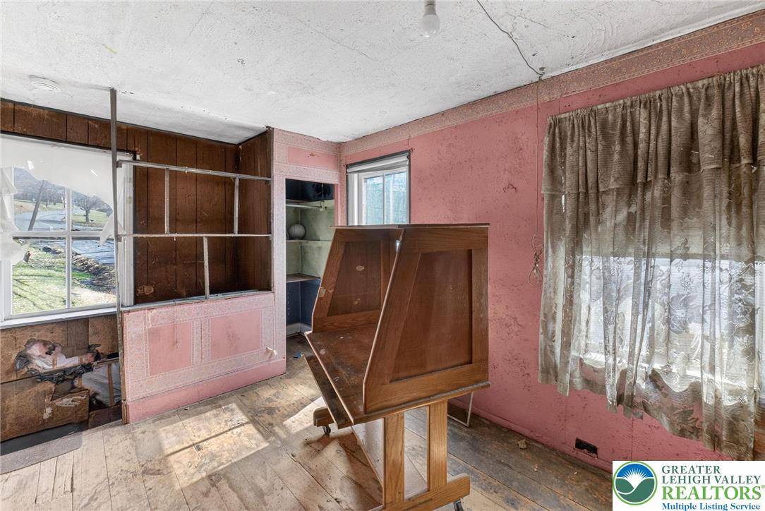 455 Morvale Road Easton, PA 18042 - Photo 21 of 47 a living room with furniture