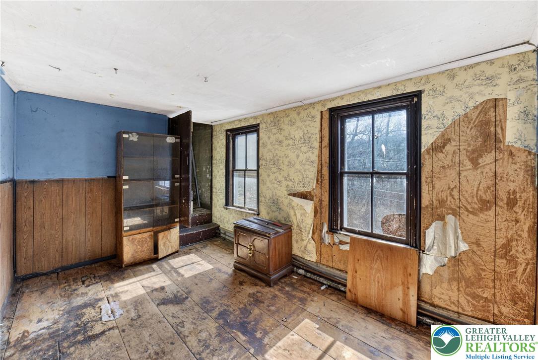 455 Morvale Road Easton, PA 18042 - Photo 28 of 47 a room with furniture and a window