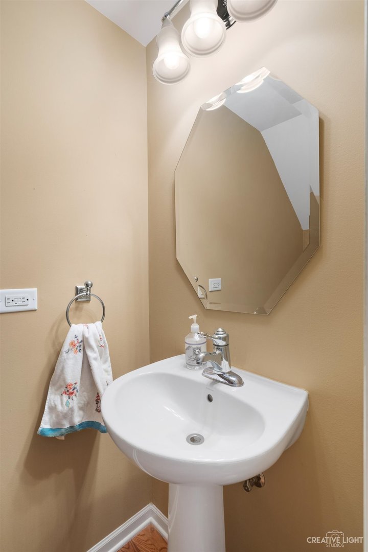 1005 Crane Point Elgin, IL 60124 - Photo 13 of 18 a bathroom with a sink and mirror