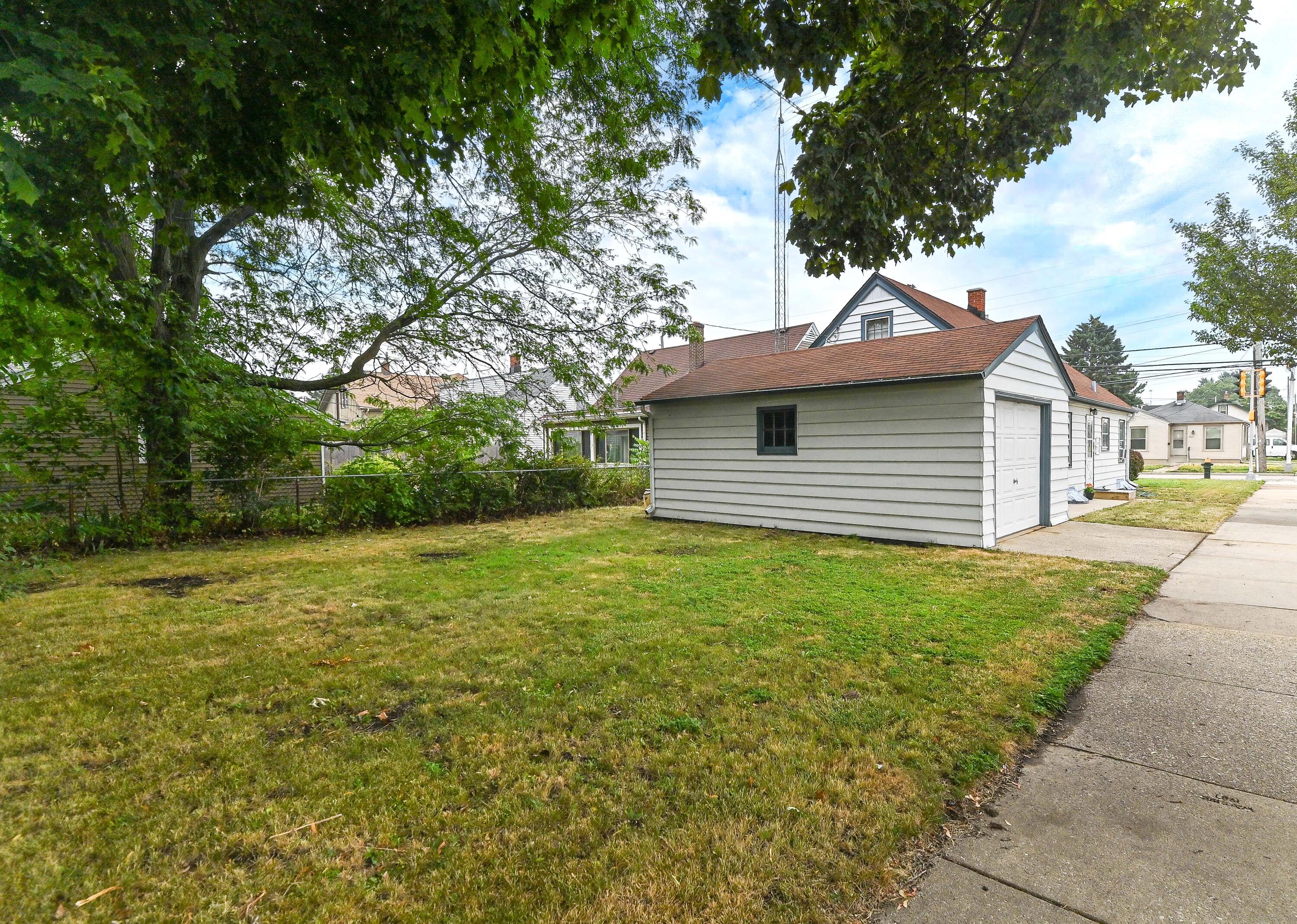 3022 21st Street Racine, WI 53403 - Photo 29 of 30 Side yard