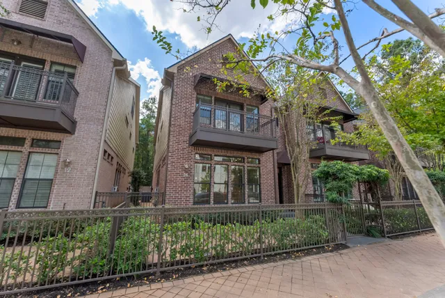 $785,000 | 14 Riva Row, The Woodlands, TX 77380