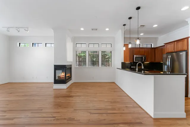 $785,000 | 14 Riva Row, The Woodlands, TX 77380