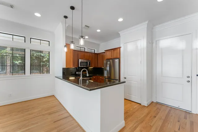 $785,000 | 14 Riva Row, The Woodlands, TX 77380