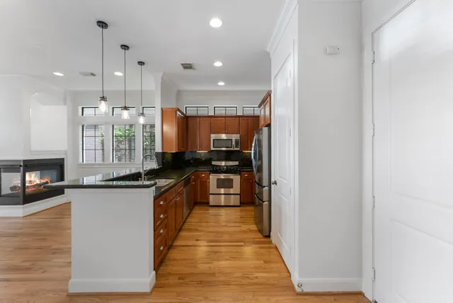 $785,000 | 14 Riva Row, The Woodlands, TX 77380