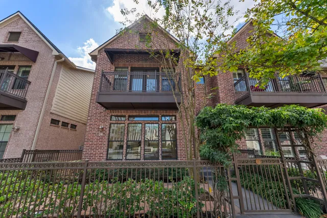 $785,000 | 14 Riva Row, The Woodlands, TX 77380