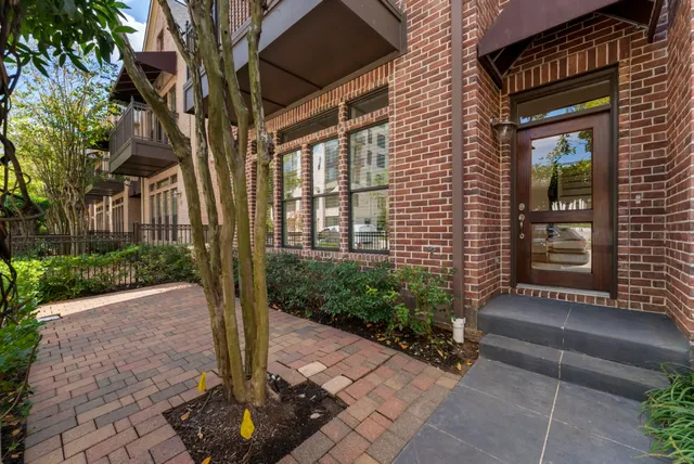 $785,000 | 14 Riva Row, The Woodlands, TX 77380