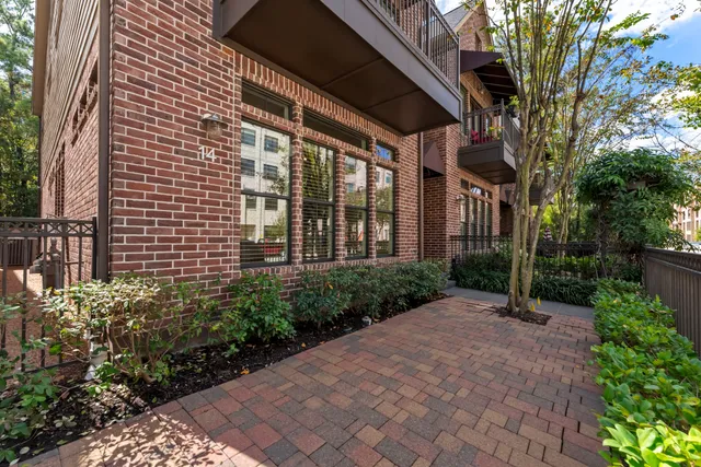 $785,000 | 14 Riva Row, The Woodlands, TX 77380