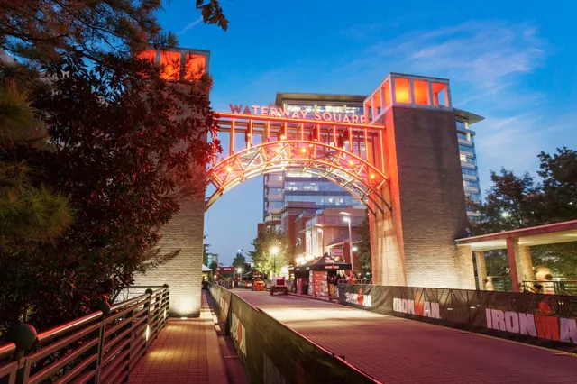 $785,000 | 14 Riva Row, The Woodlands, TX 77380