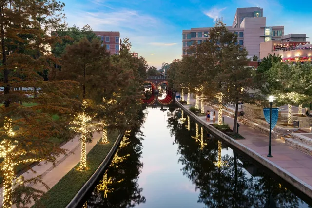 $785,000 | 14 Riva Row, The Woodlands, TX 77380