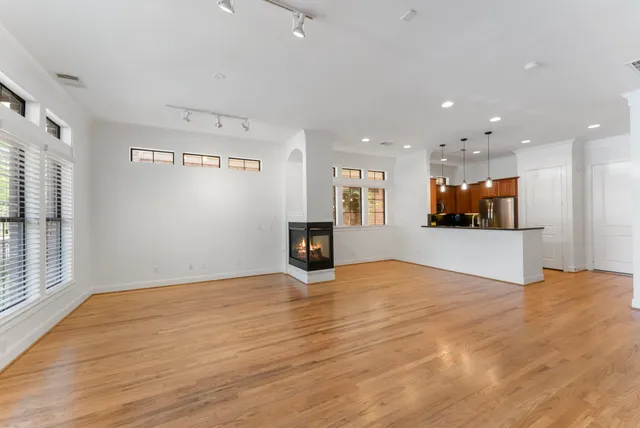 $785,000 | 14 Riva Row, The Woodlands, TX 77380