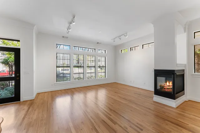 $785,000 | 14 Riva Row, The Woodlands, TX 77380