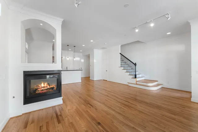 $785,000 | 14 Riva Row, The Woodlands, TX 77380