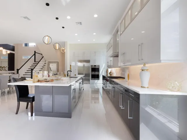 a view of a house with backyard and garden