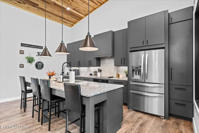 $950,000 | 204 Burntmill Ford Road, Byrdstown, TN 38549