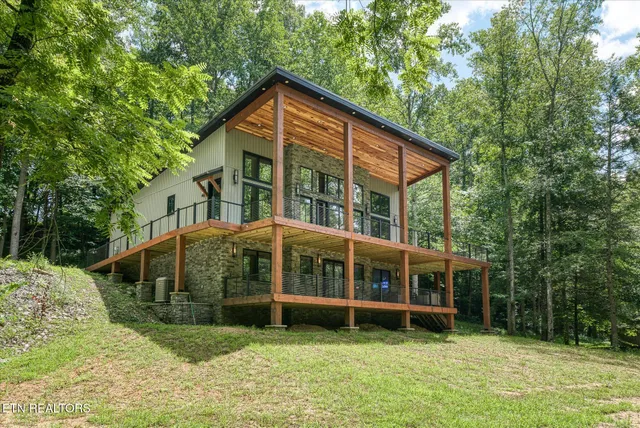 $950,000 | 204 Burntmill Ford Road, Byrdstown, TN 38549
