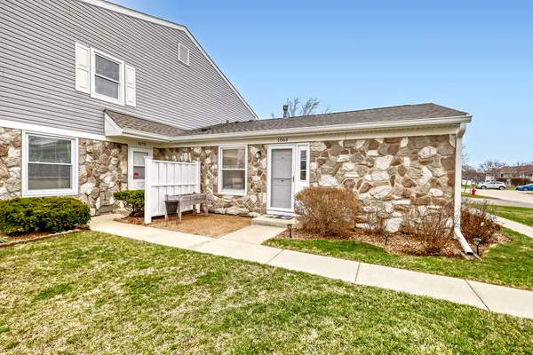 $274,900 | 1064 Hampton Harbor, Unit 1064, Schaumburg, IL 60193